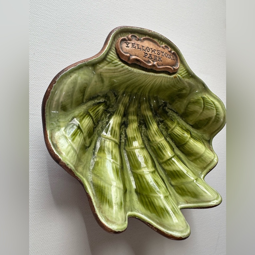 VTG Treasure Craft green clam shell ashtray with "Yellowstone Park" inscribed - Picture 3 of 7